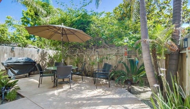 Between Beach and Bay, garage, bikes, and pets