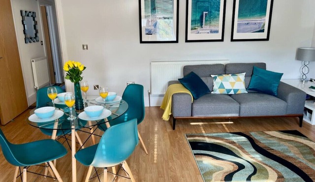 Between beach & shops - Private parking en-suite