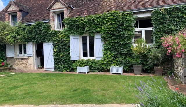 Between Chambord castles, Cheverny and Blois solognote farmhouse on the banks of the Loire