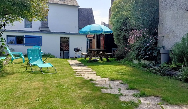 Between Quimper and Douarnenez, 10 minutes from the beach