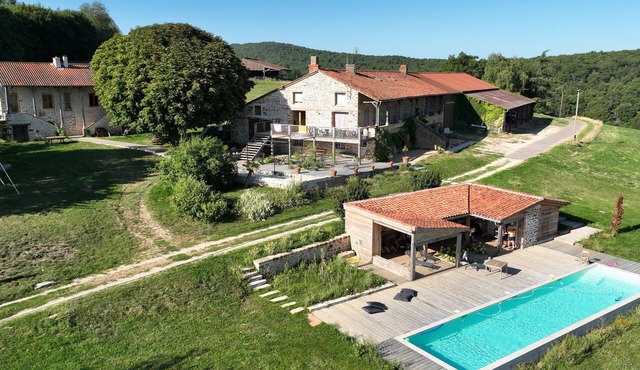 Between vineyards and forest, secluded estate with swimming pool and magnificent view