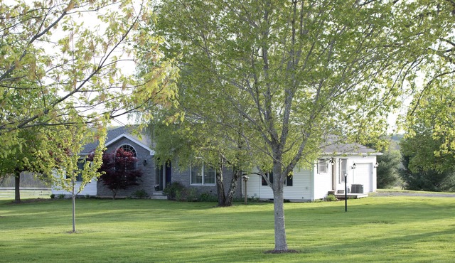 Between Geneva & Canandaigua- Large Yard, Firepit, Sleeps 13