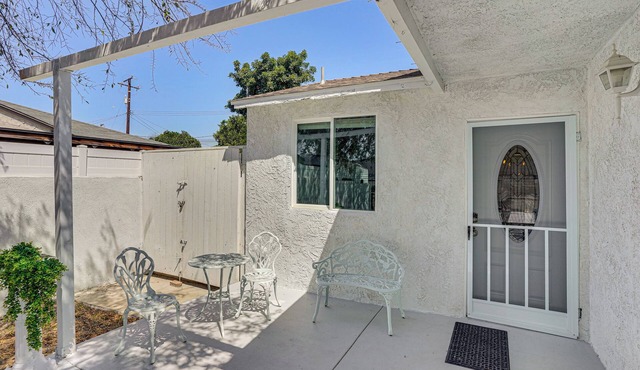 Between LA & Orange County: Quiet Getaway w/Patio