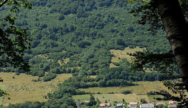 Between lakes and mountains