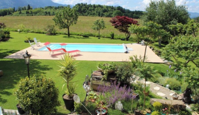 Between lake and mountains, a vacation resort in a 3000 m² wooded park