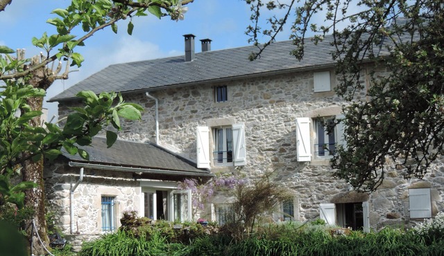 Between lakes and forests, XVIII farmhouse restored with passion in the park