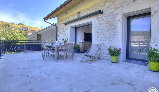 Between lakes and mountains