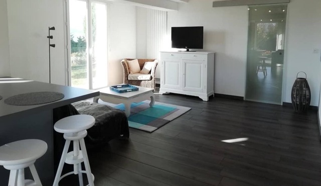 Between Lakes and Mountains. Close to Geneva. Spacious 75 m2. Private garden