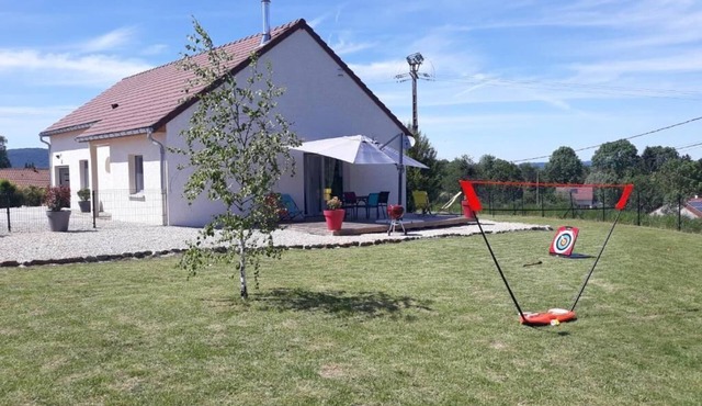 BETWEEN LAKES AND MOUNTAINS - DETACHED HOUSE AIR-CONDITIONED 3-BEDROOM WITH ENCLOSED GROUNDS