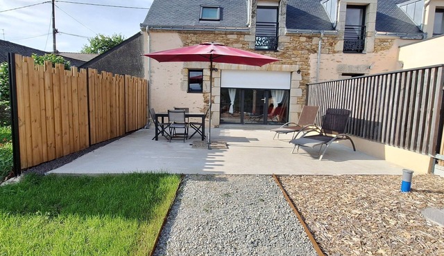 Between land and sea, in the countryside, close to the sea and 8 km from the ocean