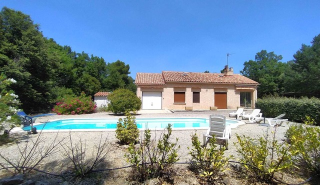 Between Land and Lake, a peaceful and perfectly equipped residence.