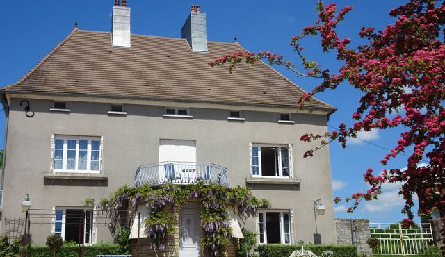 Between Morvan and vineyards family home with private pond