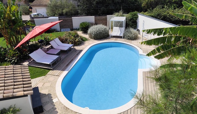 Between Nîmes and Montpellier, 8-person air-conditioned villa with swimming pool.