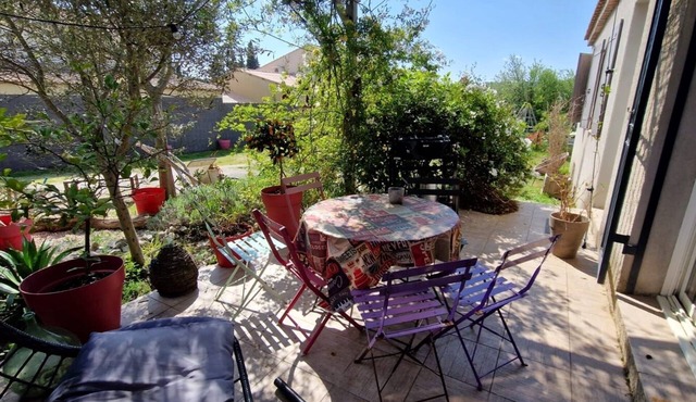 Between Nimes and Avignon, La Villa des Moulins
