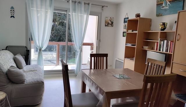 Between port and beach, small residence with calm, 100m from the sea