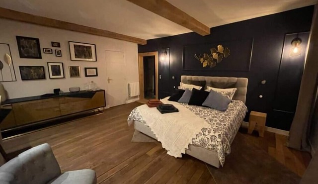 Between ruins and castle., Chambre d'hôte avec lit king size