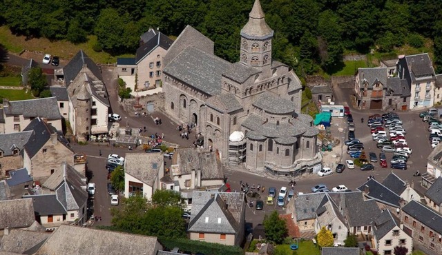 Between Sancy and Volcans d'Auvergne. Orcival, Resources and Energy. 5 people.