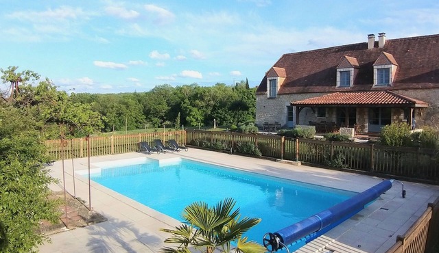 Between Sarlat and Rocamadour gîte Les Poujades 11personnes. private pool.