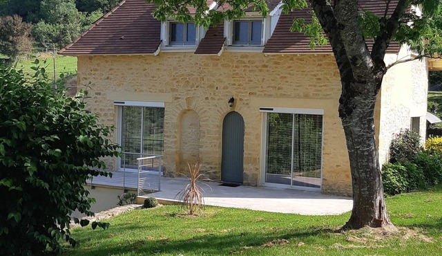 Between Sarlat and Rocamadour, this country gîte is ideal for visiting this region.