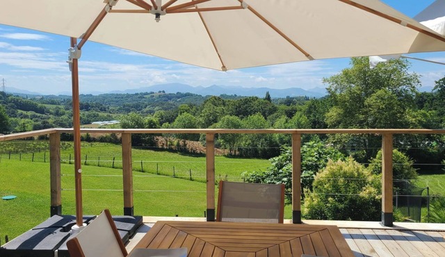 Between sea and mountains house with panoramic view of the Pyrenees