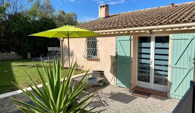 Between sea and countryside, charming self-catering cottage with garden, private spa and BBQ.