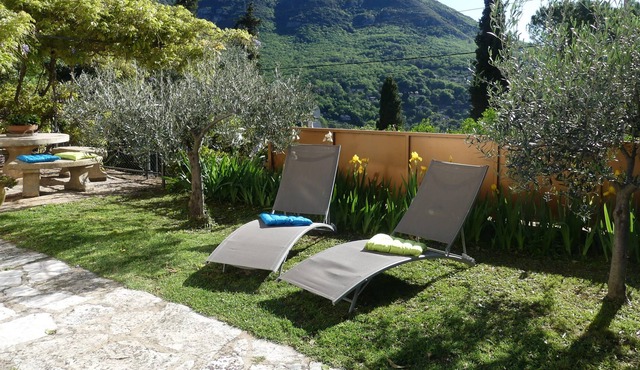 Between sea and mountain, apartment with private exterior in a quiet villa