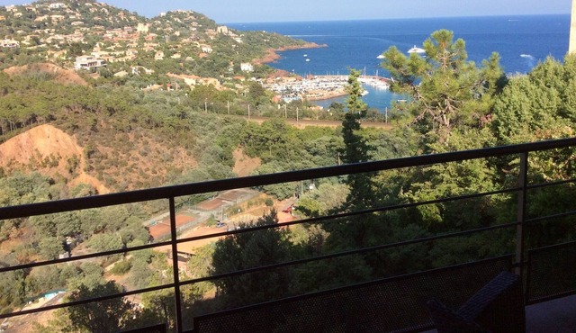 BETWEEN SEA AND ESTEREL, Panoramic port of Figuerette