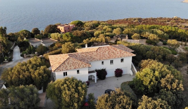 Between sea and mountains