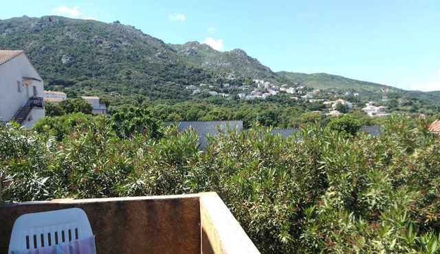 Between sea and mountains, a house bathed in sunshine, for an ideal stay.