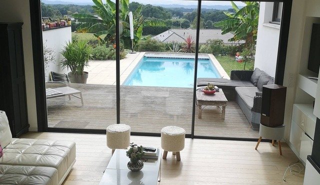 BETWEEN SEA AND MOUNTAINS FACING THE PYRENEES WITH HEATED SWIMMING POOL