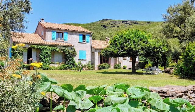 Between sea and mountains