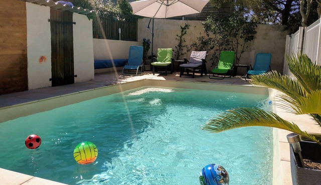 Between sea and scrubland, villa with garden and swimming pool