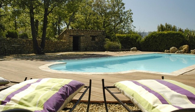 Between the Luberon and Mont Ventoux, in the heart of the Luberon, heated swimming pool for 4 to 8.