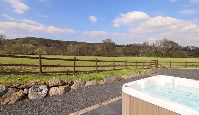 BEUDY BACH BARN, family friendly, with hot tub in Llanuwchllyn
