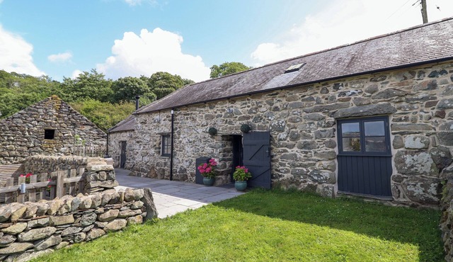 BEUDY BACH, pet friendly, character holiday cottage in Llanfair