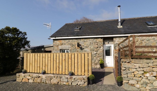 BEUDY ISAF, pet friendly, with open fire in Brithdir