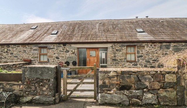 BEUDY MAWR, pet friendly, character holiday cottage in Y Felinheli