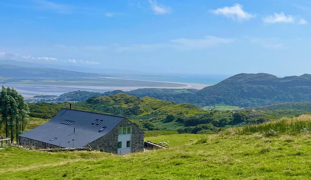 BEUDY MAWR, pet friendly, luxury holiday cottage in Tremadog