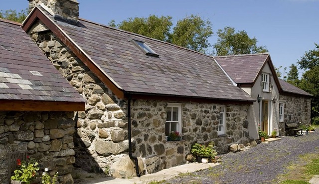 BEUDY PENRHOS, romantic, character holiday cottage in Caernarfon