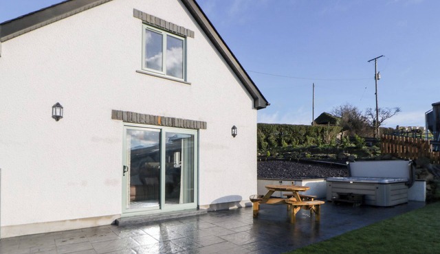 BEUDY, pet friendly, character holiday cottage in Llanilar