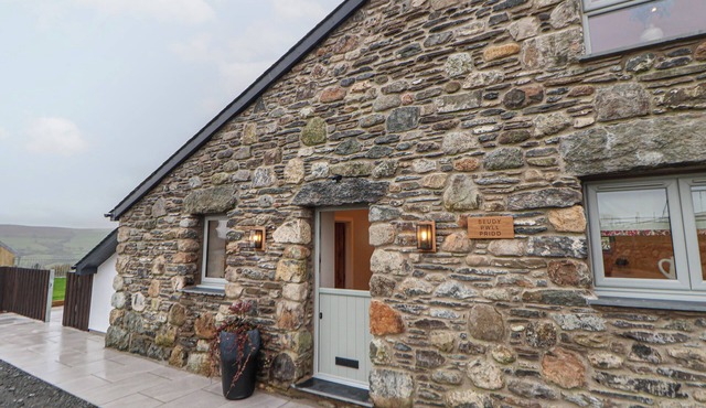 BEUDY PWLL PRIDD, pet friendly, luxury holiday cottage in Llangollen