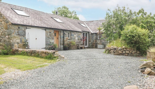 BEUDY'R WENNOL, family friendly, luxury holiday cottage in Groeslon