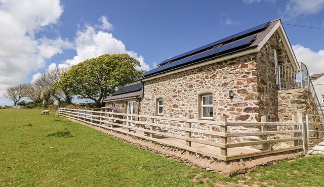 BEUDY TYDDYN, family friendly, with hot tub in Llanerchymedd