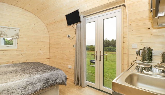 BEULAH, pet friendly, with hot tub in Axbridge