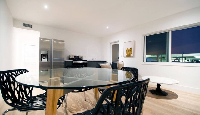Beutiful apart close to beach & shops w/parking