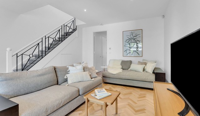 Bev's Retreat by Ready Set Stay - peaceful retreat and close to all attractions.