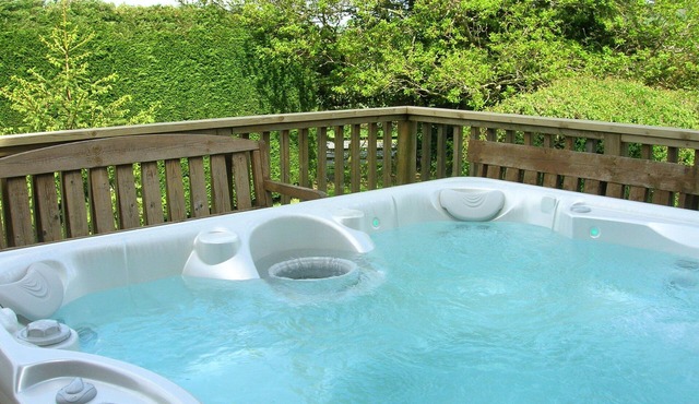 Bevan House. Detached House With It's Own Private Hot Tub Outside & Free WI FI.