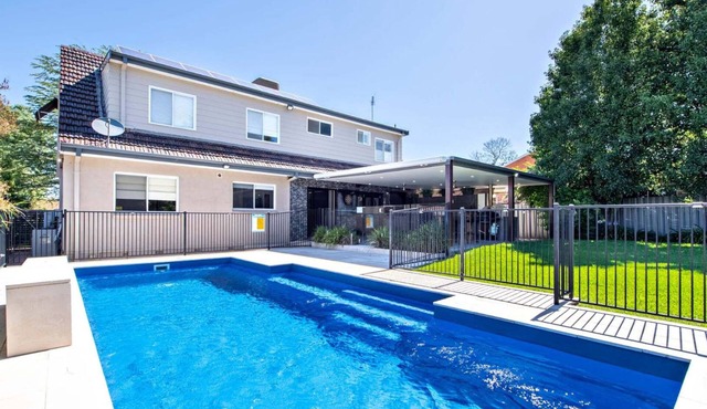 Beveridge House - Poolside Entertainer, Firepit