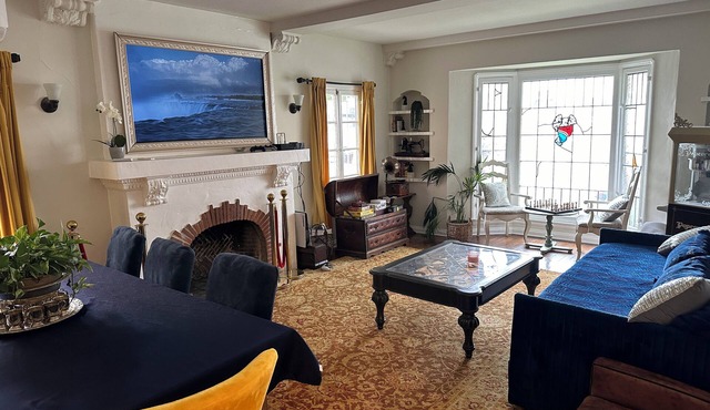 Beverly Hills Adjacent 3-bedroom house with AC in Los Angeles
