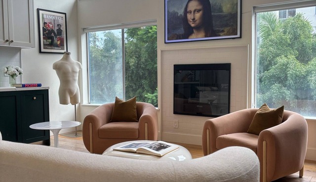 Beverly Hills Luxe Rooftop Retreat – Cozy Fireplace & Stunning Views